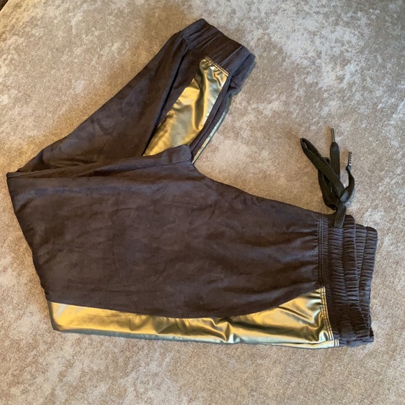 Super cute Chichi black and gold jogger - Picture 7 of 7
